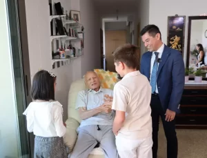 Marmaris Belediye Başkanı, Dünya Yaşlılar Günü’nde 102 ve 105 Yaşındaki Çifti Ziyaret Etti