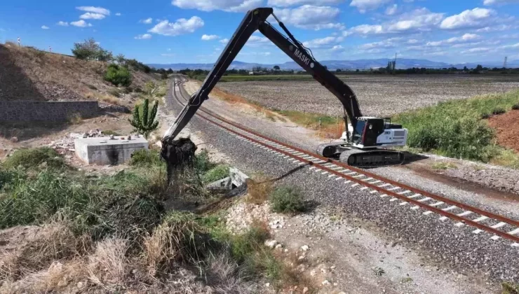 MASKİ, Turgut Özal Mahallesi’nde Dere Yataklarını Temizledi