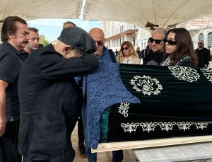 Mazhar Alanson’un kızı Eda Alanson son yolculuğuna Fatih Camisi’nden uğurlandı