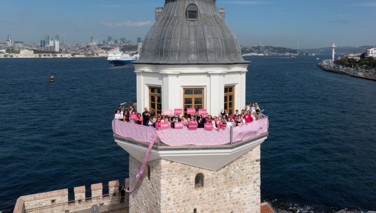 Meme kanseri uyarısı için Kız Kulesi’ne pembe kurdele asıldı