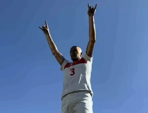 Merih Demiral’dan Bozkurt Selamı Veren Heykeline Teşekkür