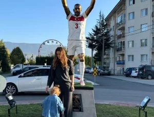 Merih Demiral’ın Eşi Heidi Demiral, Eşinin Heykeli Önünde Poz Verdi