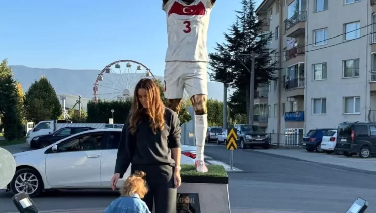Merih Demiral’ın Eşi Heidi Demiral, Eşinin Heykeli Önünde Poz Verdi