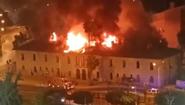 Mersin’de tarihi Halk Kütüphanesinde yangın
