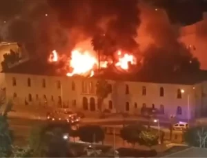 Mersin’de Tarihi Kütüphanede Yangın
