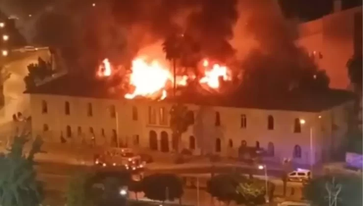 Mersin’de Tarihi Kütüphanede Yangın
