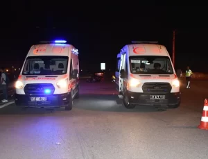 Motosikletin Çarptığı Polis ve İki Kişi Yaralandı