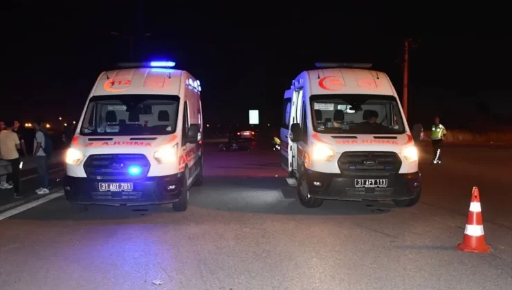 Motosikletin Çarptığı Polis ve İki Kişi Yaralandı
