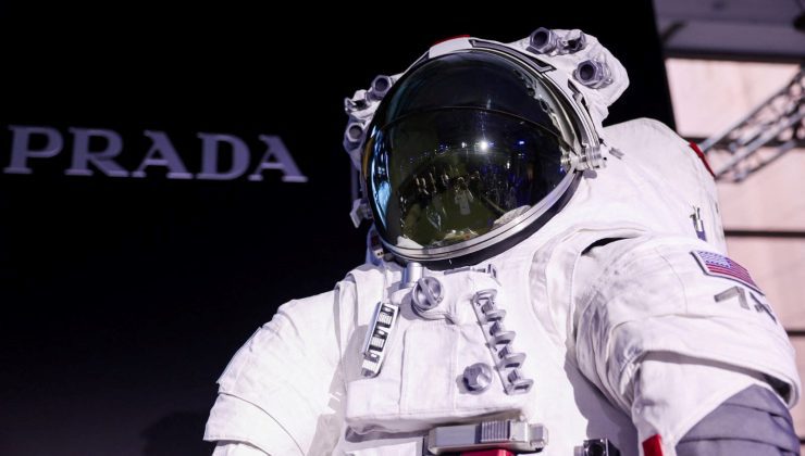 NASA’nın Ay’a dönüş görevi: Yeni uzay kıyafetleri tanıtıldı