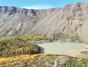 Nemrut Krater Gölü Sonbahar Güzellikleriyle Dikkat Çekiyor
