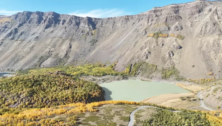 Nemrut Krater Gölü Sonbahar Güzellikleriyle Dikkat Çekiyor