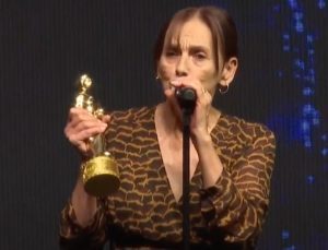 Nur Sürer kadına şiddet mesajı verip ödülünü Yılmaz Güney’e adadı