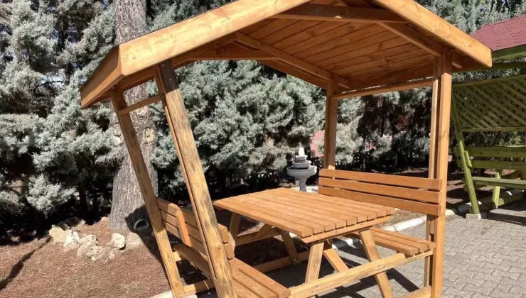 Osmaneli Belediyesi’nden Okullara ve Parklara Kamelya Dağıtımı