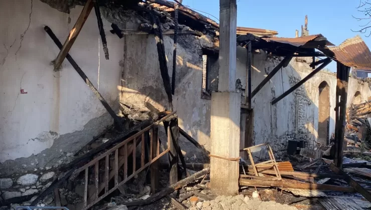 Osmaniye’de Tarihi Konağı Yangın Sardı