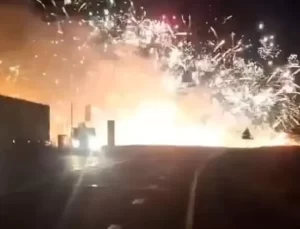 Otomobilin havai fişek taşıyan kamyonla çarpışması sonucu 2’si çocuk 4 kişi hayatını kaybetti