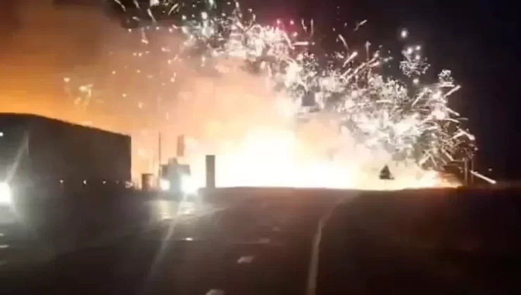 Otomobilin havai fişek taşıyan kamyonla çarpışması sonucu 2’si çocuk 4 kişi hayatını kaybetti