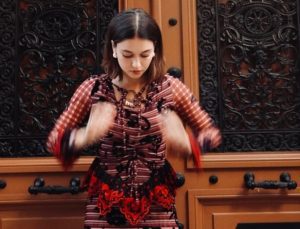 Oyuncu Afra Saraçoğlu Paris’e gitti! ‘Hayatımın elbisesi’