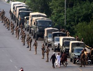 Pakistan’da Imran Khan destekçileri polisle çatıştı, ordu sokağa indi