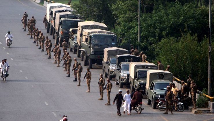 Pakistan’da Imran Khan destekçileri polisle çatıştı, ordu sokağa indi