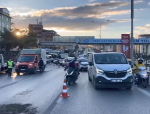 Pendik’te Kamyonet Devrildi, Trafik Kilitlendi