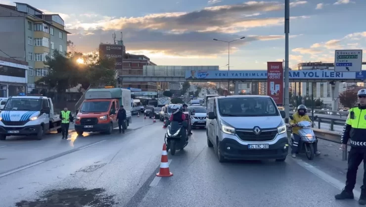 Pendik’te Kamyonet Devrildi, Trafik Kilitlendi