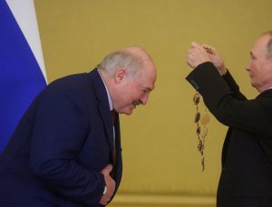 Putin, Lukaşenko’ya Aziz Andrey Nişanı taktı