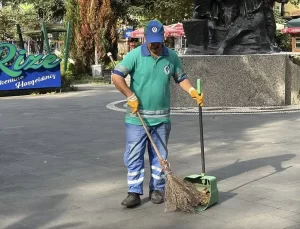 Rize’de Temizlik Personeline Duygusal Doğum Günü Sürprizi