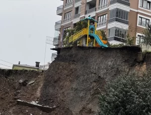 Rize’de Toprak Kayması: Çocuk Parkı Zarar Gördü