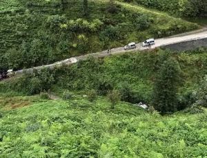 Rize’de uçuruma yuvarlanan otomobilin sürücüsü yaralandı