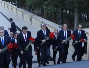 Sağlık Bakanı Kemal Memişoğlu, Bakü’de şehitlikleri ziyaret etti