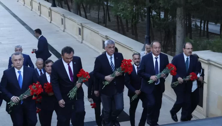 Sağlık Bakanı Kemal Memişoğlu, Bakü’de şehitlikleri ziyaret etti