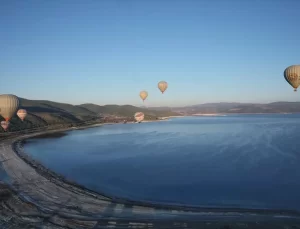 Salda Gölü’nde Sıcak Hava Balonları Şölene Dönüştü