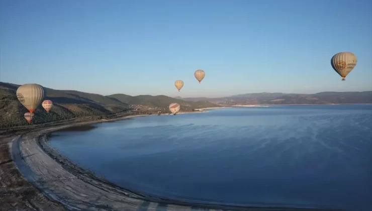 Salda Gölü’nde Sıcak Hava Balonları Şölene Dönüştü