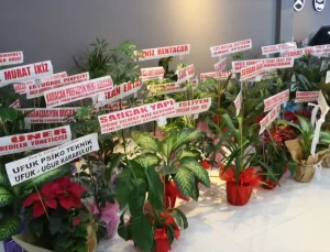 Samsunlu muhtar iş yeri açılışına gönderilen çiçekleri ihtiyaç sahibi öğrenciler için satıyor