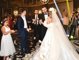 Şanlıurfa’da iki aşiretin düğününde paralar havada uçuştu