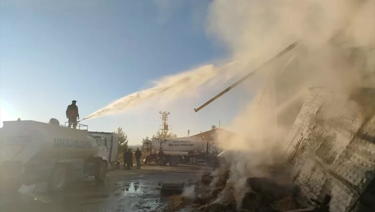 Şarkışla’da Yem Deposunda Yangın