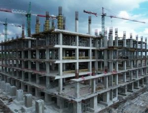 Şehir Hastanesi inşaatında yoğun mesai…Dev beton pompası son kata böyle taşındı