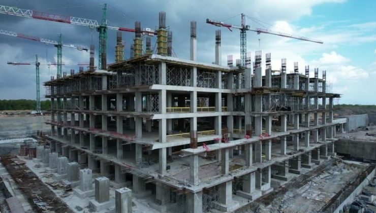 Şehir Hastanesi inşaatında yoğun mesai…Dev beton pompası son kata böyle taşındı