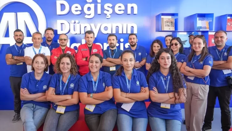 Selçuk Bayraktar TEKNOFEST’te AA Standını Ziyaret Etti