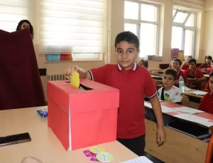 Sınıf başkanlığı seçimi yerel seçimleri aratmadı