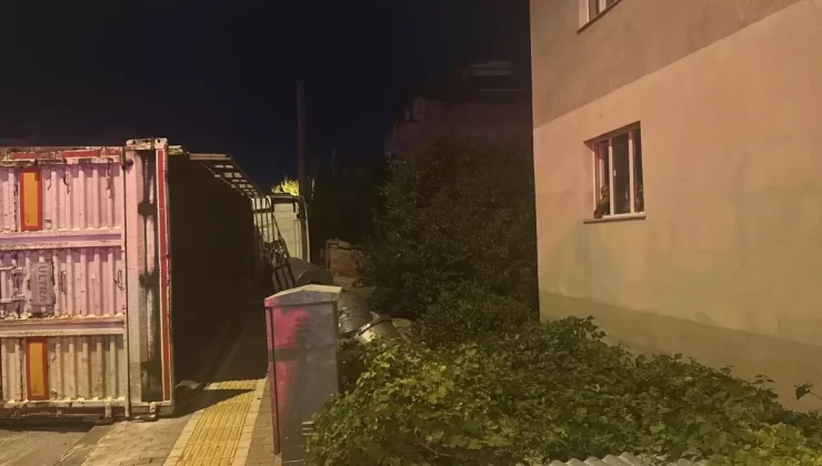 Sivas’ta TIR Devrildi: Şoför Yaralandı