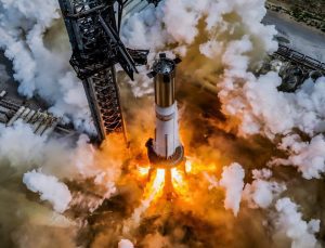 SpaceX tarihe geçti, ilk kez bir güçlendirici havada yakalandı