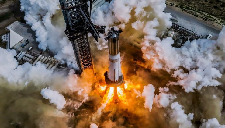 SpaceX tarihe geçti, ilk kez bir güçlendirici havada yakalandı