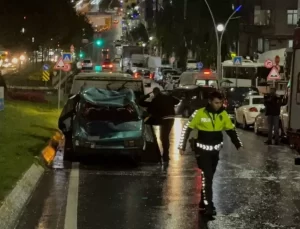 Sultangazi’de Kaza: Hafriyat Kamyonu Yol Levhasını Devirtti