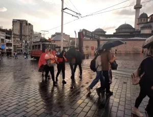 Taksim’de Yağmur Sürprizi