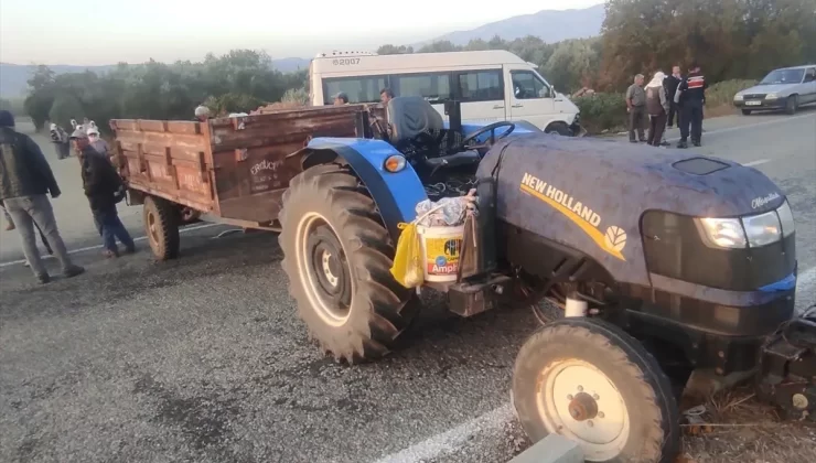 Tarım İşçilerini Taşıyan Minibüs Traktöre Çarptı