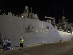 TCG Bayraktar, Lübnan’dan 588 sivili tahliye etti