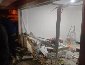 Tokat’ta iş yerine giren otomobilin sürücüsü yaralandı