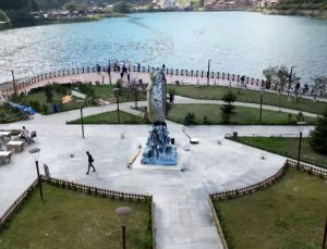 Trabzon Uzungöl’e alabalık heykeli