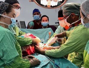 Trabzon’da 26 kiloluk tümörü çıkaran doktor konuştu